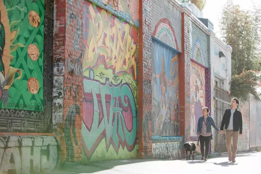 Um casal andando pelo Balmy Alley na Missão.