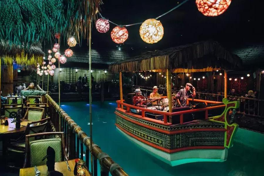 A banda da casa toca na lagoa do mundialmente famoso Tonga Room no Fairmont Hotel de São Francisco.