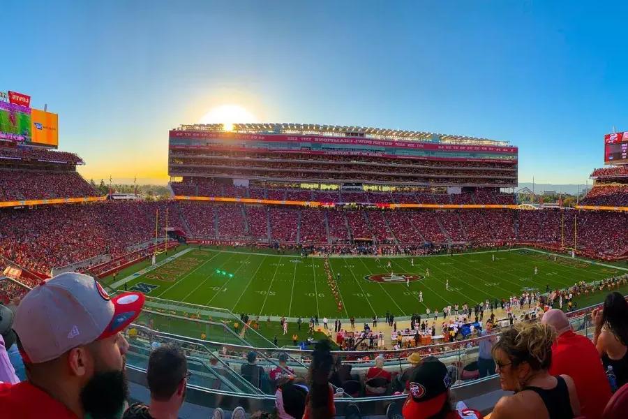 Vista del campo de fútbol del Levi's Stadium en Santa Clara, California, hogar de los 49ers de San Francisco.