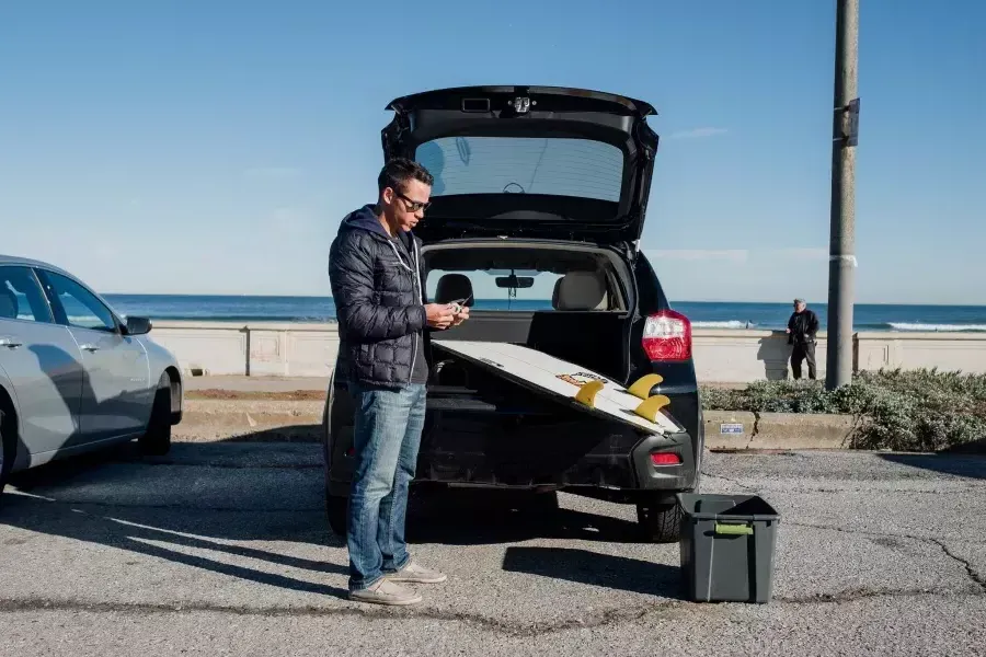 尼克Whittlesey getting ready to surf.