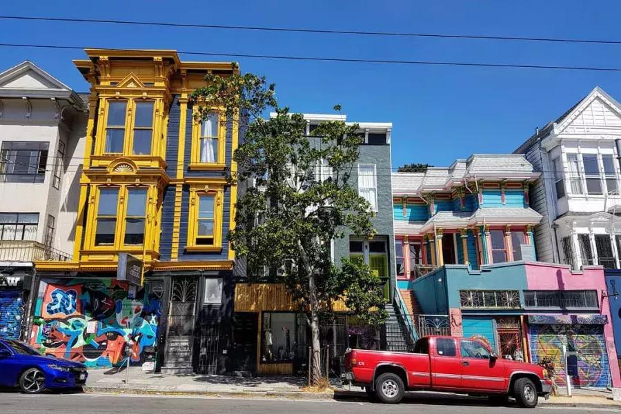 Blick auf farbenfrohe Gebäude in der Haight Street mit entlang der Straße geparkten Autos. 加州贝博体彩app.