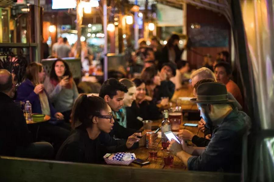 ソーマの混雑したダイニングエリアで食事をする人々。カリフォルニア州サンフランシスコ。