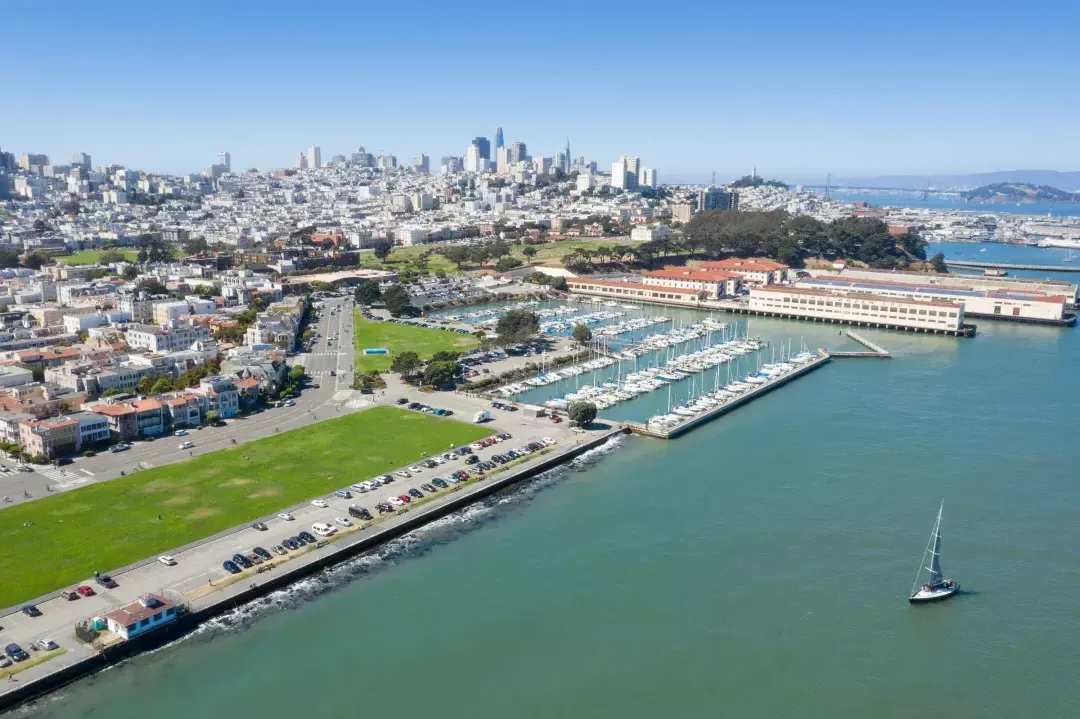 Aérea de Fort Mason con el horizonte de San Francisco en la distancia.