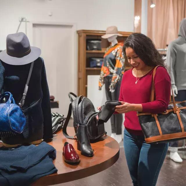 Uma mulher faz 和pras em uma boutique de São Francisco.