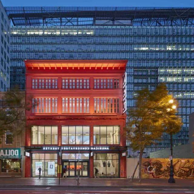 Exterior del American Conservatory Theatre por la noche. San Francisco, California.