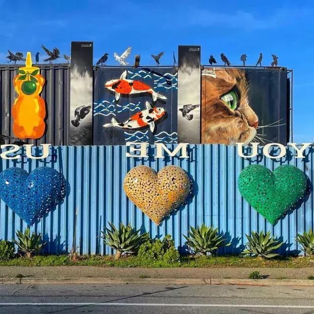 Œuvres d'art et peintures murales 在 le quartier Bayview de San Francisco.